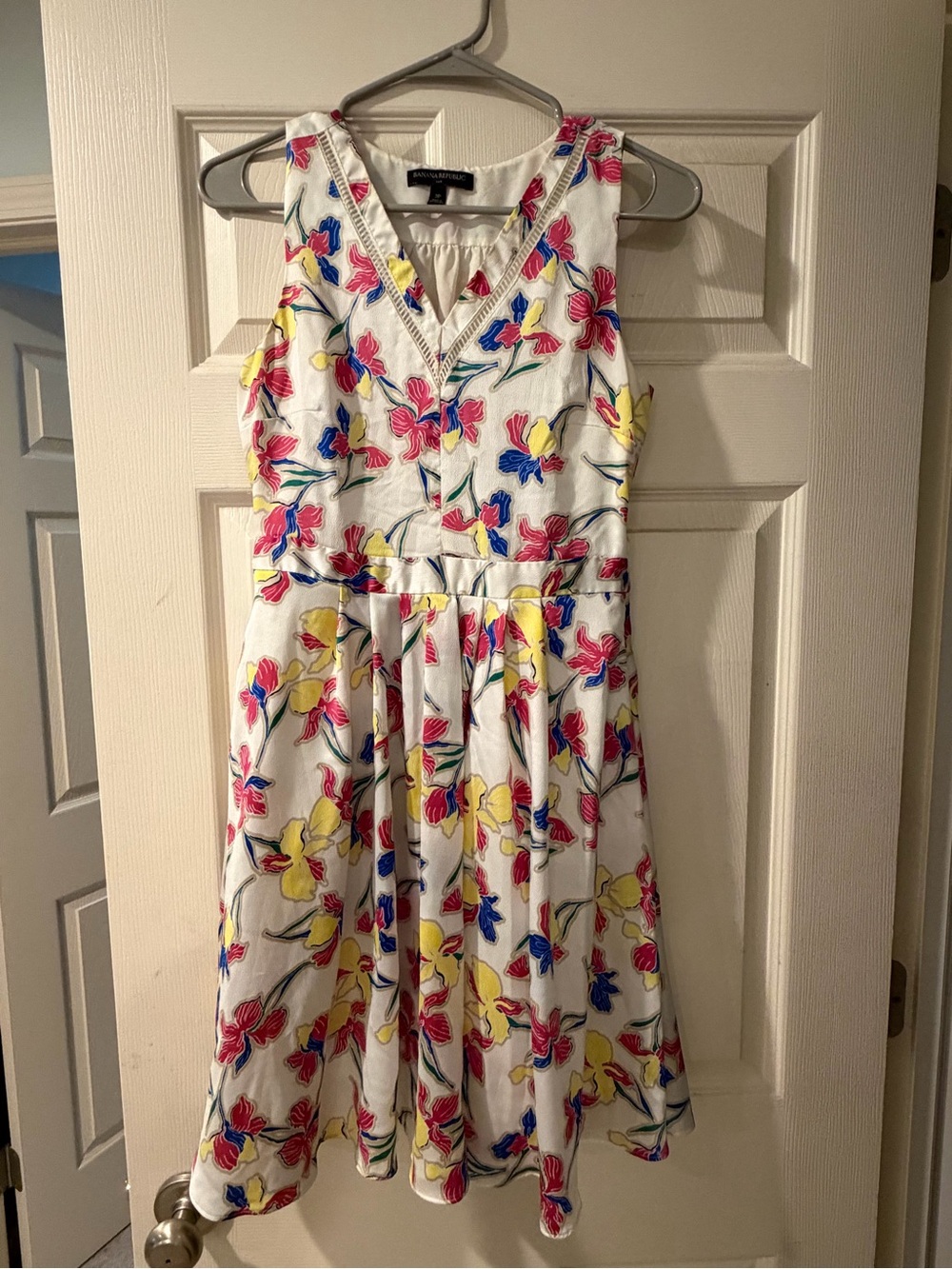 Banana Republic white floral knee length dress with pockets